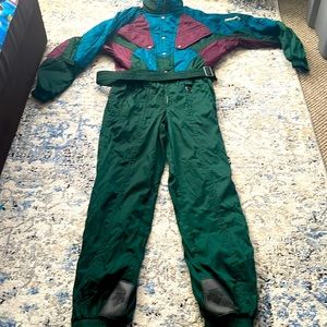 This is an awesome snow suit ski outfit for a xl man